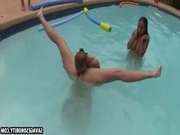 Порно лизбианки в бассейне видео